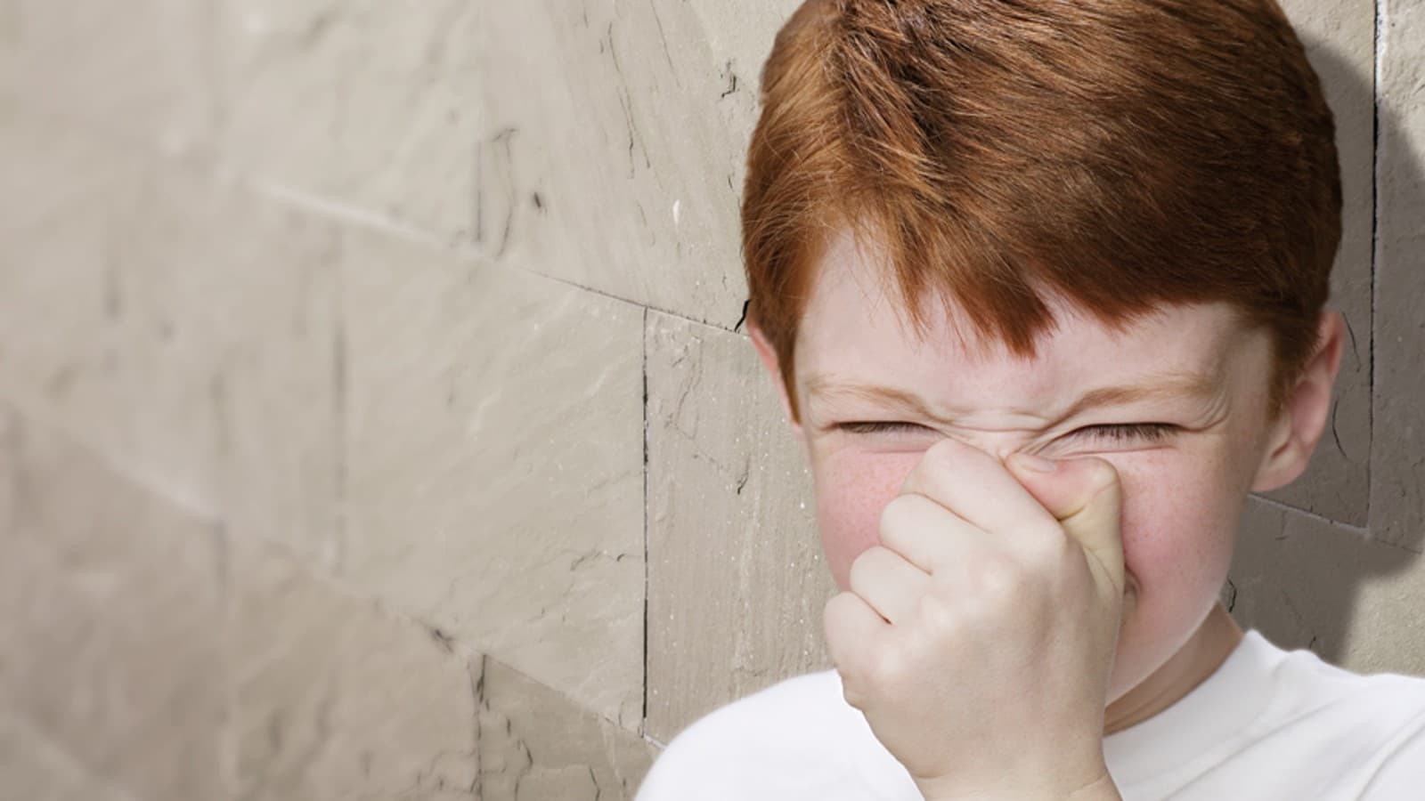 Jongen houdt zijn neus dicht. Jongen houdt zijn neus dicht.