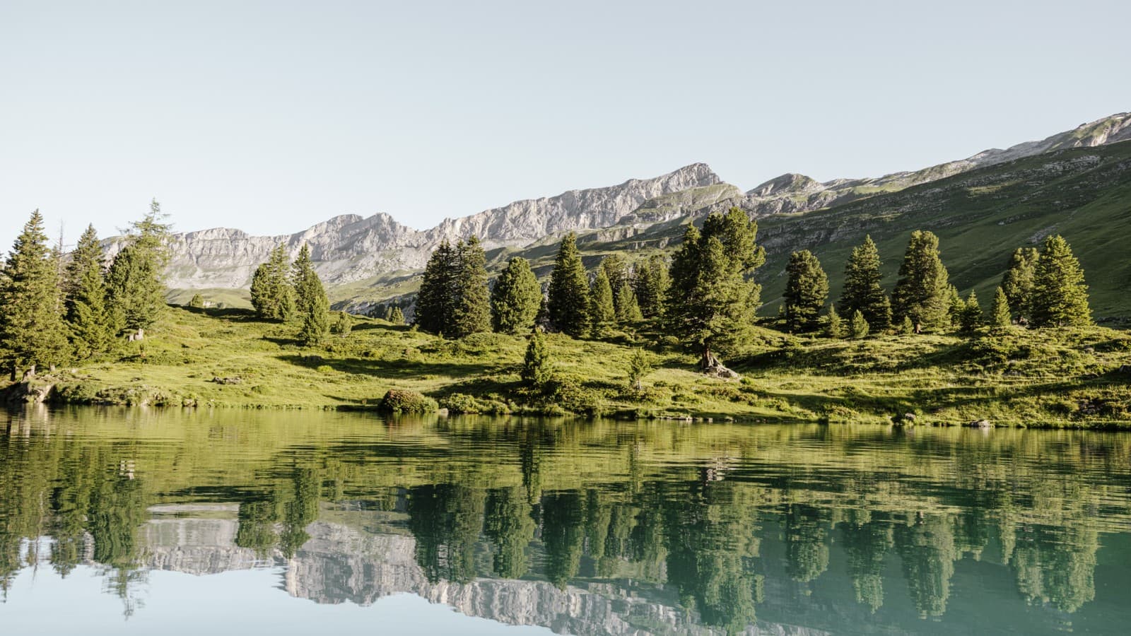 Reflets dans le lac de montagne suisse Engstlensee à 1 835 mètres d’altitude. Photographe : Bruno Augsburger (© Geberit) Reflets dans le lac de montagne suisse Engstlensee à 1 835 mètres d’altitude. Photographe : Bruno Augsburger (© Geberit)