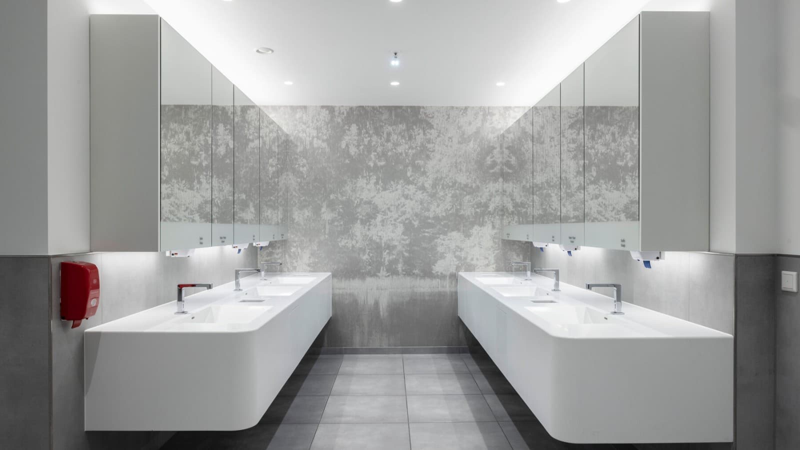 De sturing van de Geberit Brenta kraan op de wastafel wordt rechtstreeks via de Geberit Gateway van stroom voorzien met behulp van een GEBUS-kabel. De sturing van de Geberit Brenta kraan op de wastafel wordt rechtstreeks via de Geberit Gateway van stroom voorzien met behulp van een GEBUS-kabel.