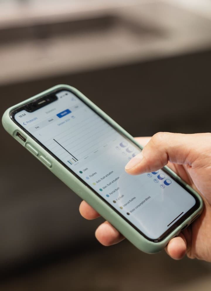 De gebruiksgegevens uitlezen in de Geberit Control-app op het apparaat of centraal op de Geberit Gateway De gebruiksgegevens uitlezen in de Geberit Control-app op het apparaat of centraal op de Geberit Gateway
