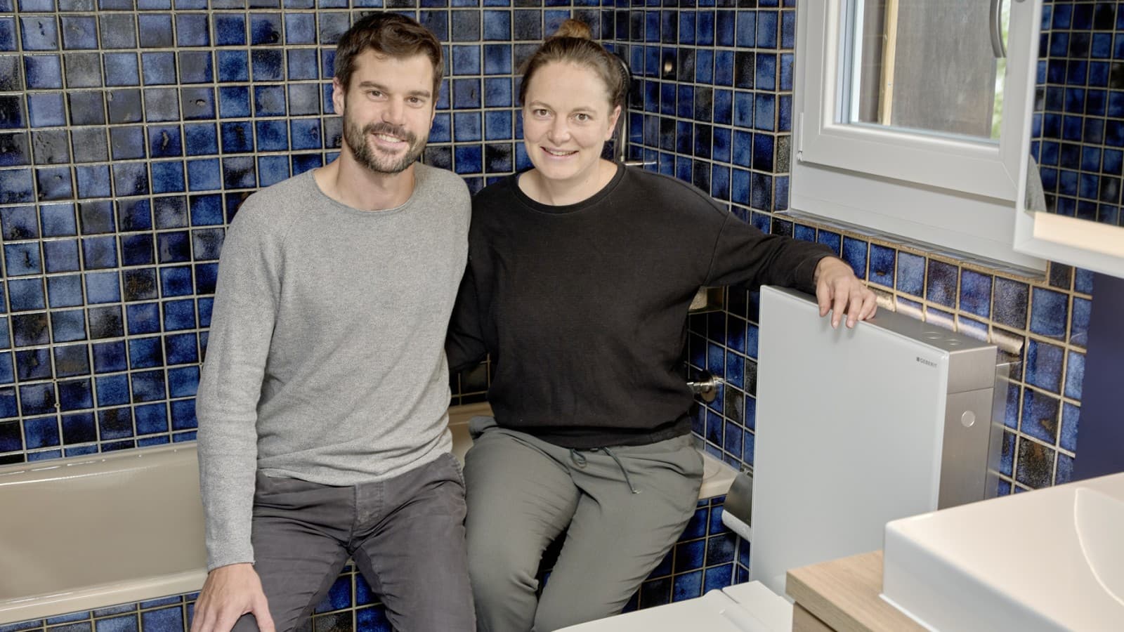 Zijn tevreden met de licht gerenoveerde badkamer en met de Geberit Monolith: Tobias Wildbrett en Manuela Weibel (© Ben Huggler) Zijn tevreden met de licht gerenoveerde badkamer en met de Geberit Monolith: Tobias Wildbrett en Manuela Weibel (© Ben Huggler)