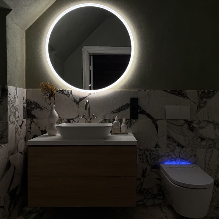 Comfort ook 's nachts: de lichtspiegel Geberit Option en de Geberit AquaClean Sela zorgen voor een hotelgevoel (© Büşra Qadir) Comfort ook 's nachts: de lichtspiegel Geberit Option en de Geberit AquaClean Sela zorgen voor een hotelgevoel (© Büşra Qadir)