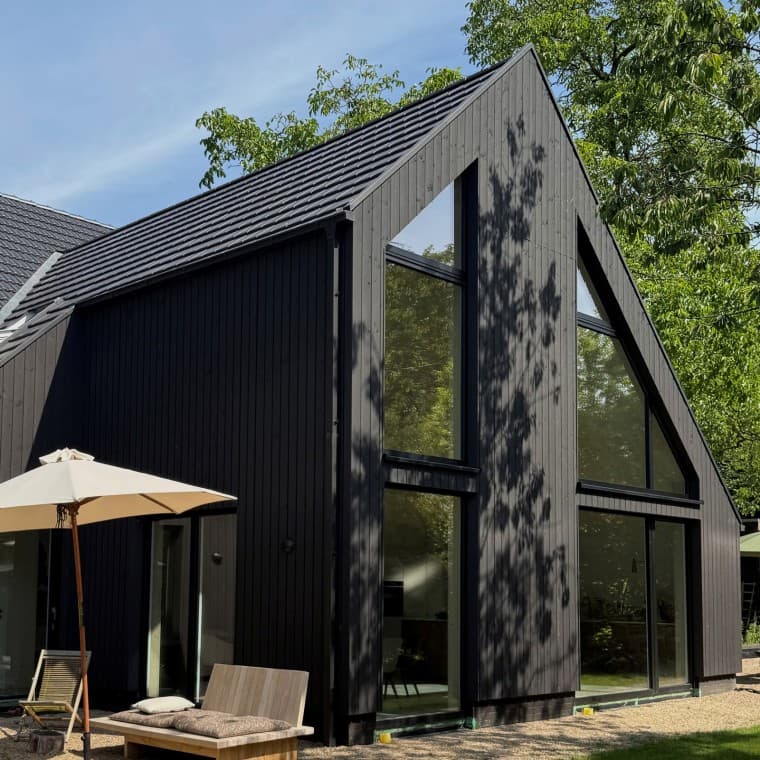 De oude bouwstructuur van de villa werd grondig gerenoveerd en aangevuld met een moderne, houten aanbouw (© Büşra Qadir) De oude bouwstructuur van de villa werd grondig gerenoveerd en aangevuld met een moderne, houten aanbouw (© Büşra Qadir)