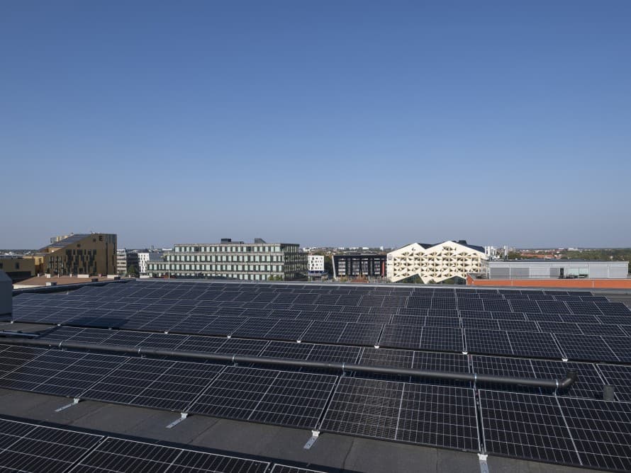 Op het dak zorgen zonnepanelen voor groene energie (© baraBild) Op het dak zorgen zonnepanelen voor groene energie (© baraBild)