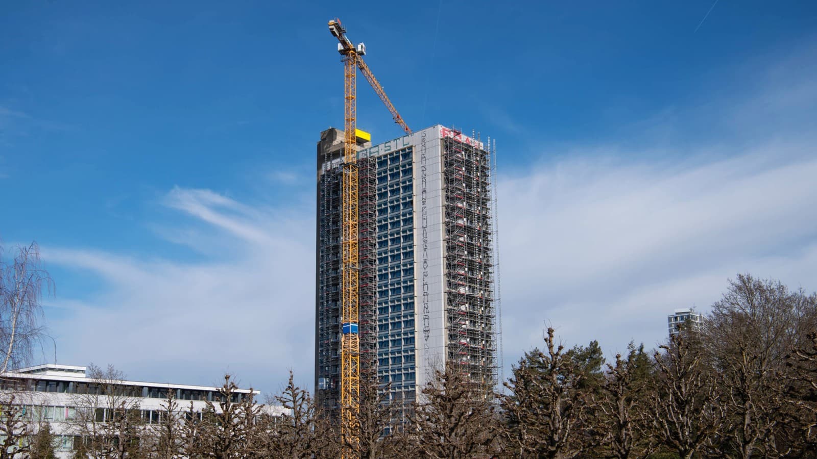 Toren OMU 93 uit de jaren zeventig wordt gerenoveerd en herbestemd. Toren OMU 93 uit de jaren zeventig wordt gerenoveerd en herbestemd.