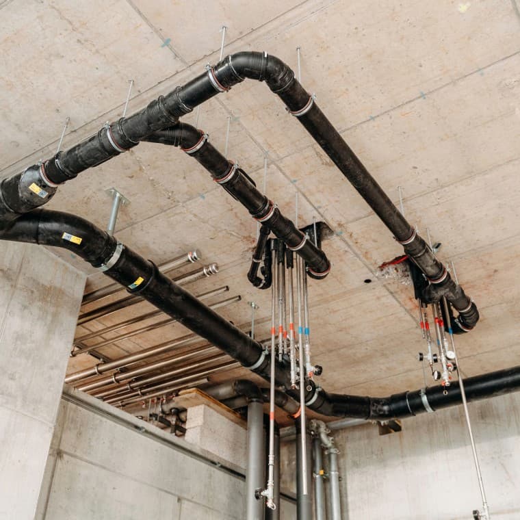 DS 90 woontoren: verzamelbuizen in de inkomhal DS 90 woontoren: verzamelbuizen in de inkomhal