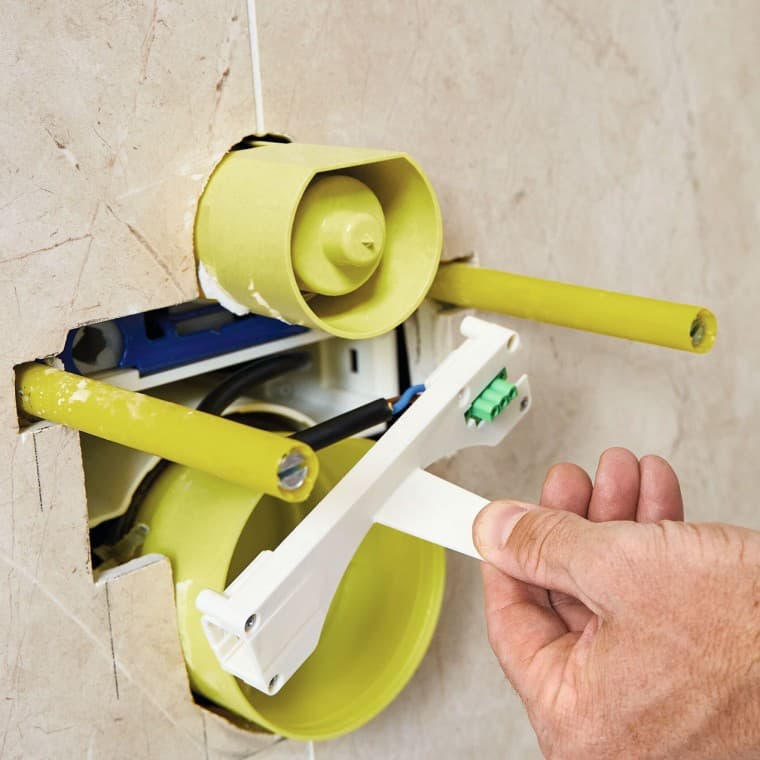 Alternatief: montage van de tussenvloer in de Power & Connect Box door de elektricien na het bekleden. Alternatief: montage van de tussenvloer in de Power & Connect Box door de elektricien na het bekleden.