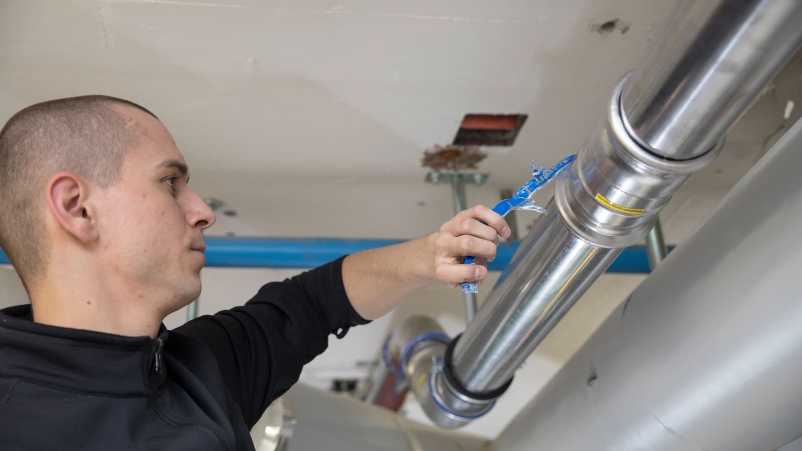 Na de persing wordt bij Geberit Mapress de indicator eenvoudig verwijderd Na de persing wordt bij Geberit Mapress de indicator eenvoudig verwijderd