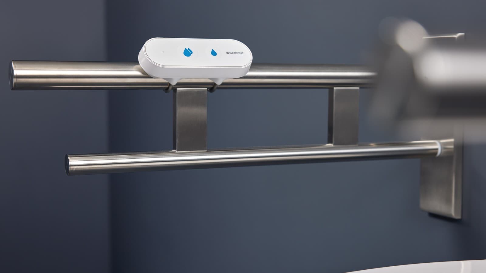 De Geberit Bluetooth®-afstandsactivering is eenvoudig te monteren en kun je ook moeiteloos achteraf integreren De Geberit Bluetooth®-afstandsactivering is eenvoudig te monteren en kun je ook moeiteloos achteraf integreren