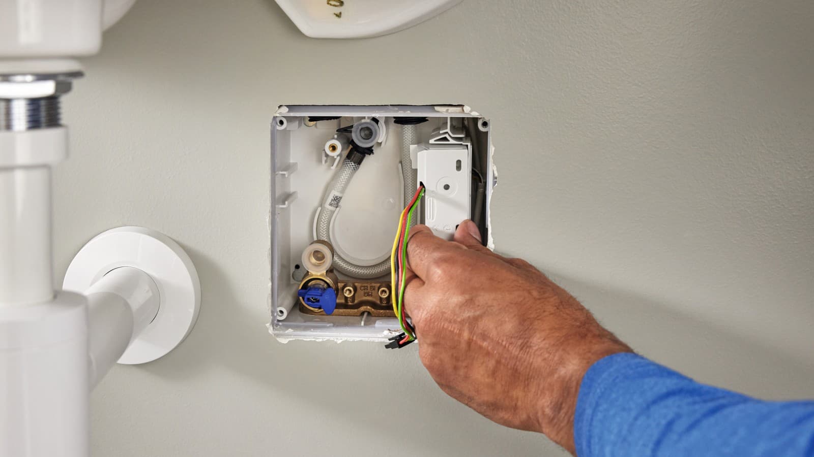 Inserting the GEBUS converter into the function box of the washbasin tap Inserting the GEBUS converter into the function box of the washbasin tap