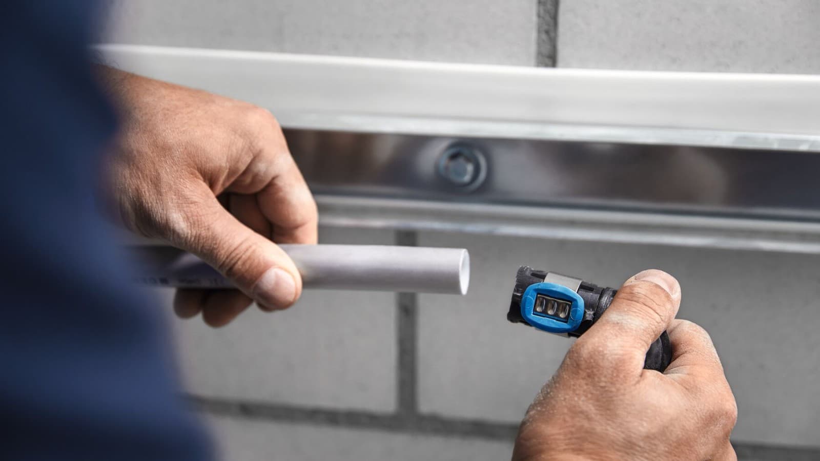 De Geberit FlowFit fitting kan direct na het afsnijden worden gemonteerd De Geberit FlowFit fitting kan direct na het afsnijden worden gemonteerd