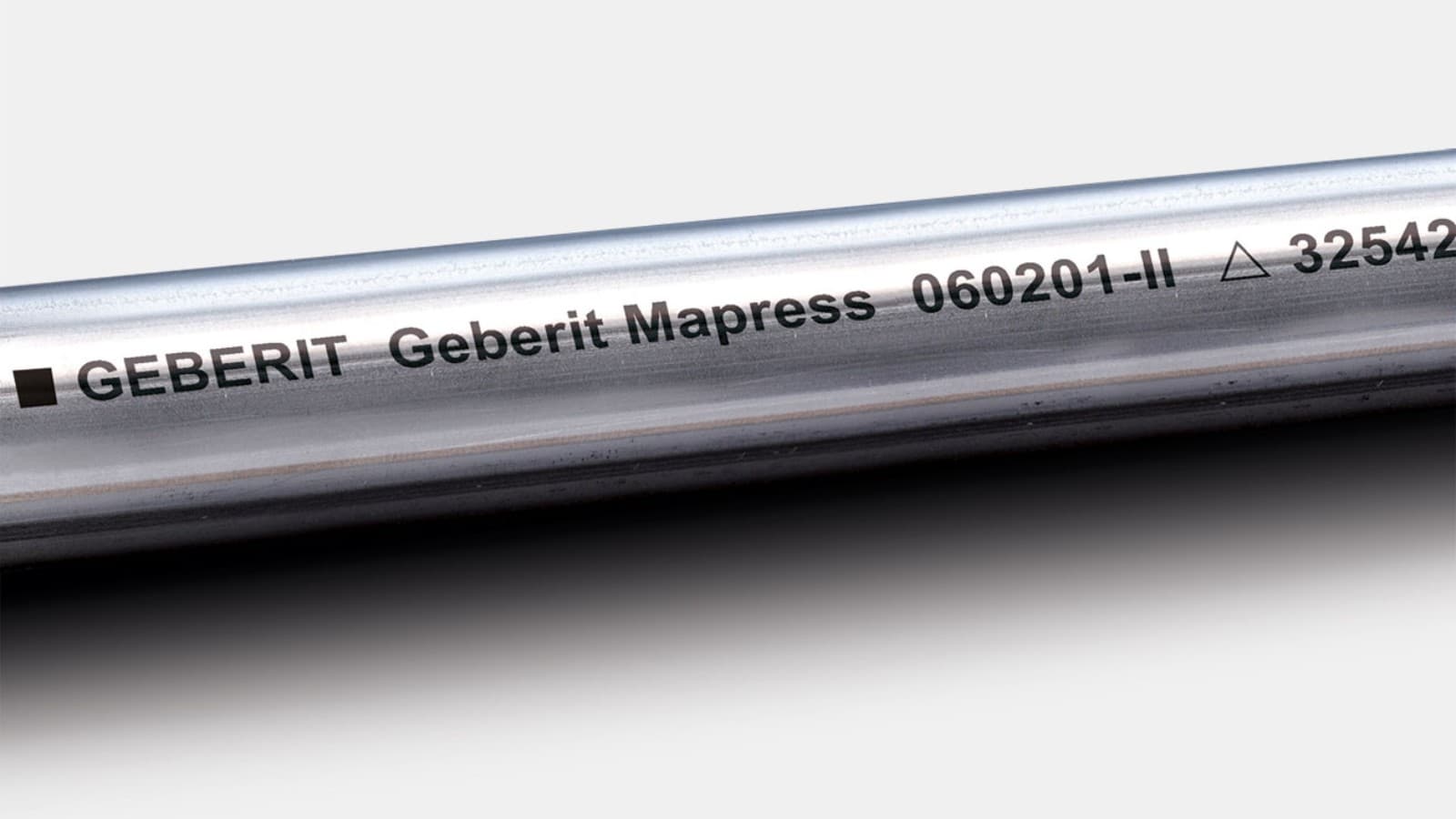 Het zwarte label identificeert de Geberit Mapress roestvrijstalen buis CrNiMo. Het zwarte label identificeert de Geberit Mapress roestvrijstalen buis CrNiMo.