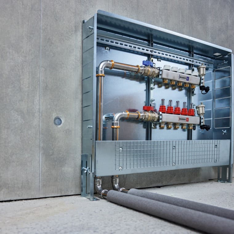 In de installatietechniek voor verwarmingsleidingen in de vloer, naar radiatoren en convectoren. In de installatietechniek voor verwarmingsleidingen in de vloer, naar radiatoren en convectoren.
