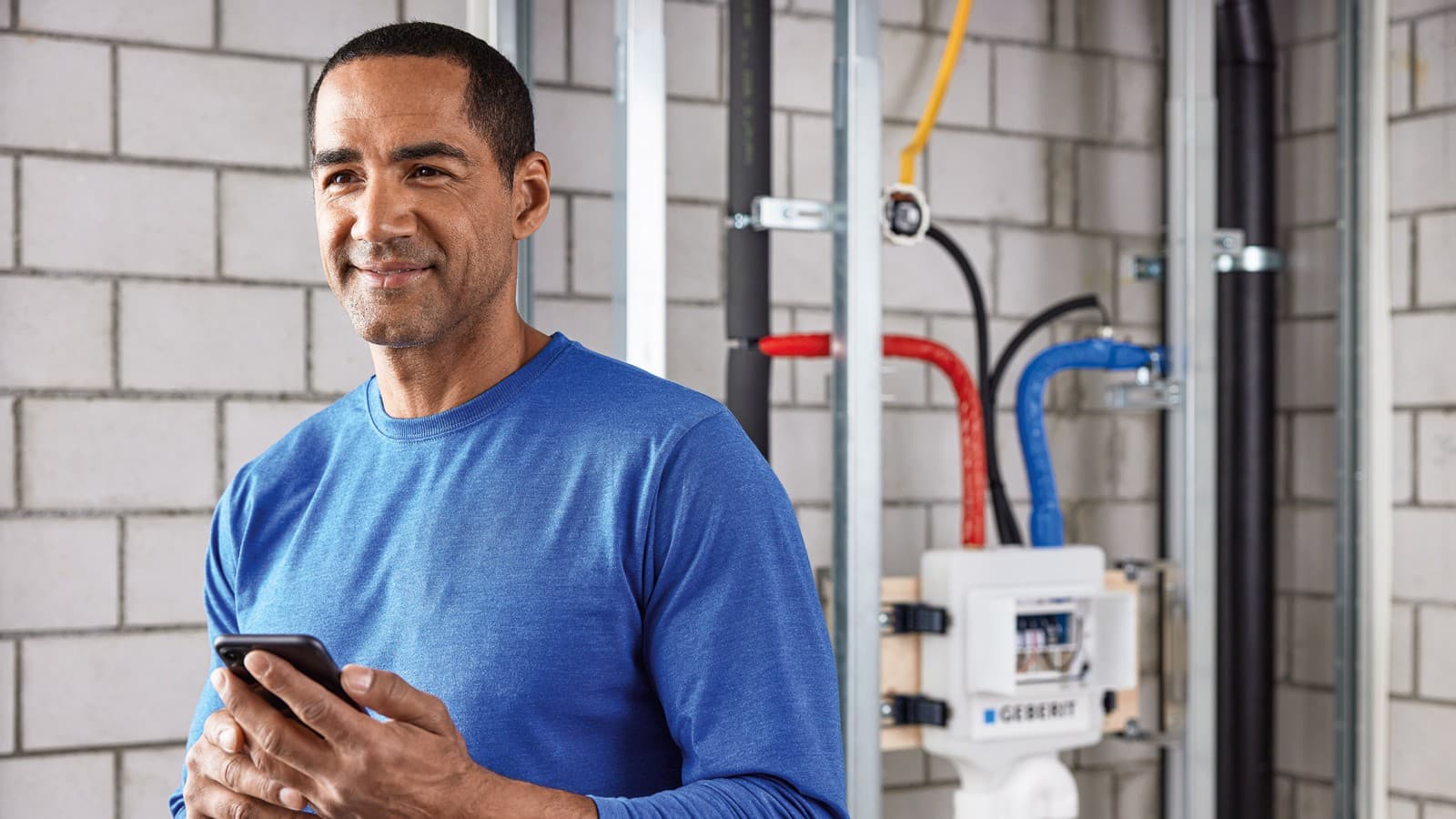 De Geberit hygiënespoeling is geïnstalleerd en ingesteld met de Geberit Control app (© Geberit) De Geberit hygiënespoeling is geïnstalleerd en ingesteld met de Geberit Control app (© Geberit)