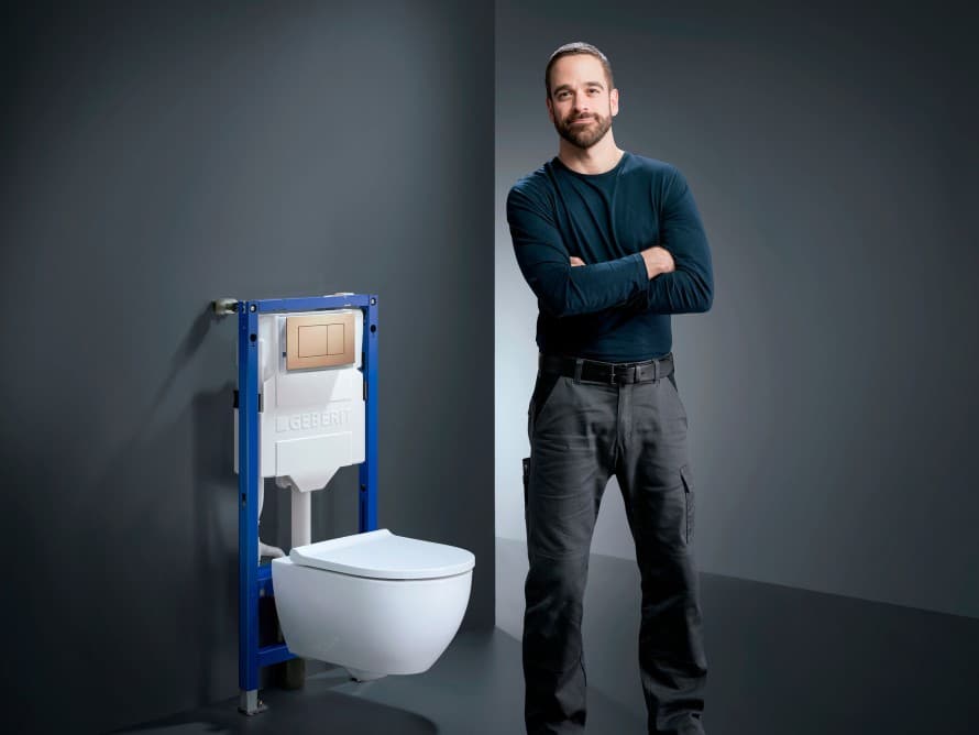 Installateur naast het wc-systeem Installateur naast het wc-systeem