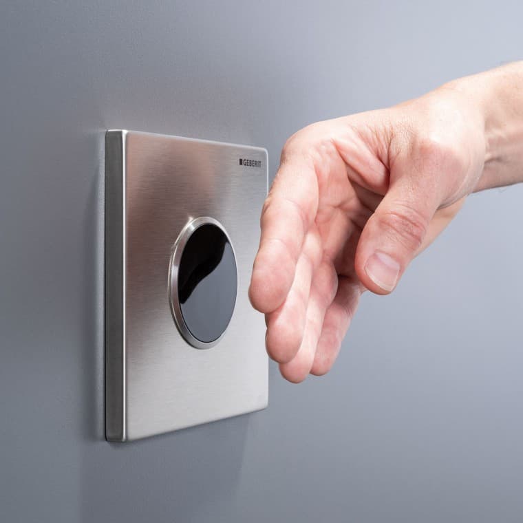 Touch-free urinoirsturing met infrarooddetectie van de gebruiker maakt programmering op basis van behoeften en een betrouwbare spoelactivering mogelijk Touch-free urinoirsturing met infrarooddetectie van de gebruiker maakt programmering op basis van behoeften en een betrouwbare spoelactivering mogelijk